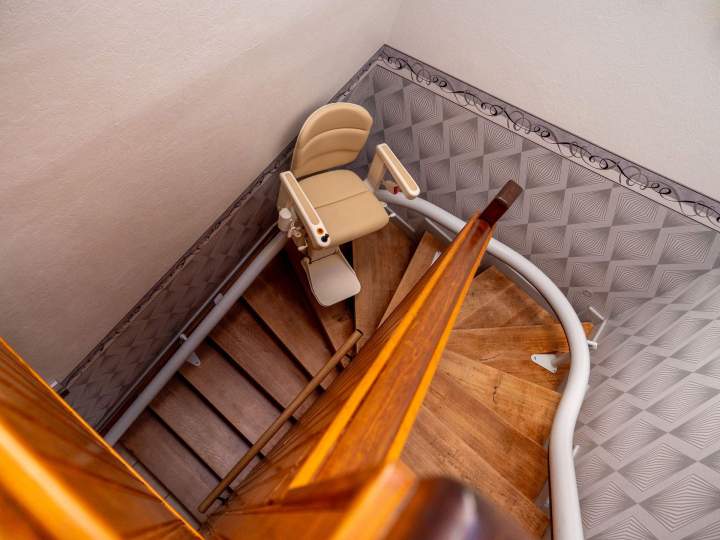 Pose monte-escaliers sur mesure Jazeneuil